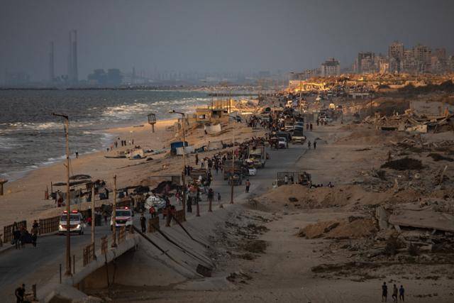 팔레스타인 실향민들이 24일 가자지구 중부 누세이라트 난민 캠프 서쪽 알라시드 도로를 따라 남쪽으로 이동하고 있다. 가자=EPA 연합뉴스