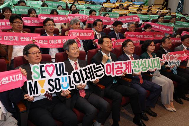 오세훈 서울시장이 25일 성북구 안암동 고려대 미래융합기술관 대강당에서 열린 '이제는 이공계 전성시대 포럼'에 참석해 기념촬영을 하고 있다. 뉴시스