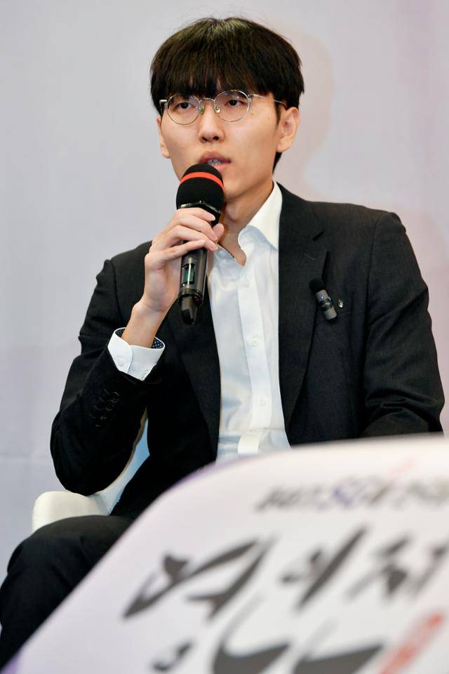 신진서 9단이 2년 만에 명인 타이틀을 탈환한 후 소감을 전하고 있다. 임지훈 인턴기자