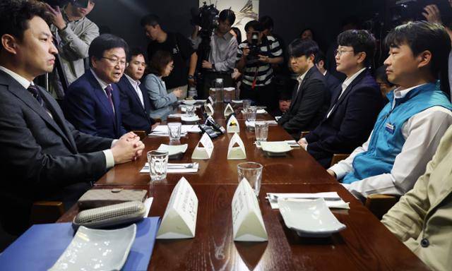 최교진(왼쪽 줄 왼쪽 두 번째) 사회부총리 겸 교육부 장관이 24일 서울 여의도의 한 식당에서 열린 교원노조 및 교원단체 오찬 간담회에서 발언하고 있다. 뉴스1