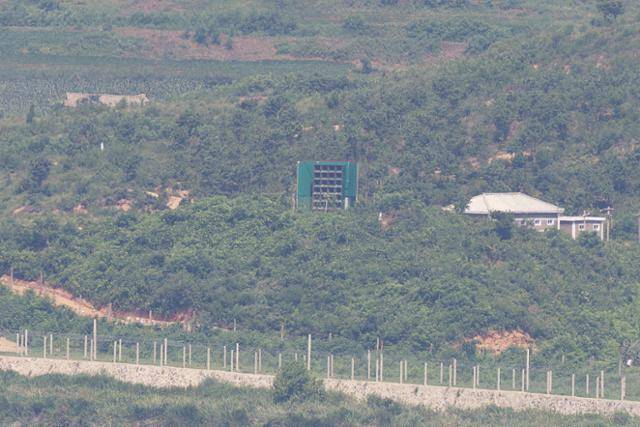 지난달 5일 경기 파주시 접경지역에서 바라본 북한 임진강변 초소에 대남 확성기가 설치돼 있다. 연합뉴스