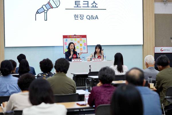최선하 교수와 헬스조선 최지우 기자가 토크쇼에서 청중들의 질문에 답하고 있다./사진=신지호 기자