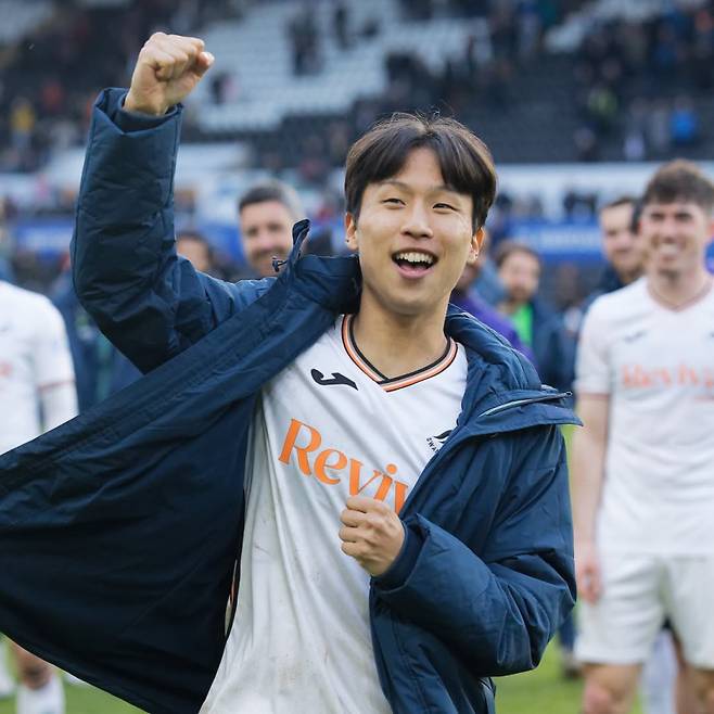 스완지 엄지성이 9일 미들즈버러와의 2024~25 EFL 챔피언십 36라운드에서 승리 뒤 환호하고 있다. 사진=스완지 SNS