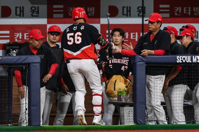 24일 고척 키움전에서 홈런을 때려낸 오선우를 이범호 감독이 반기고 있다. KIA 제공