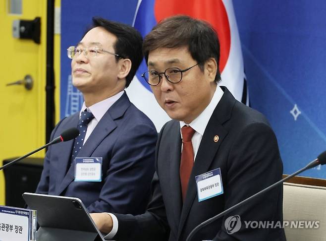 &nbsp;최휘영 문화체육관광부 장관이 25일 서울 중구 한국관광공사 서울센터에서 열린 제10차 국가관광전략회의에서 안건 보고를 하고 있다. 연합뉴스