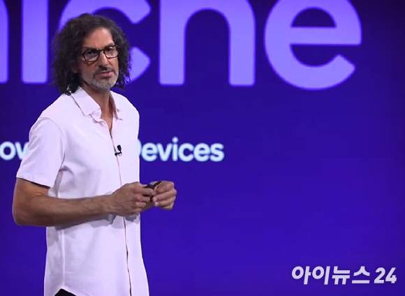 스티븐 바티시 마이크로소프트(MS) 윈도우 및 기기 부문 부사장이 24일(현지시간) 하와이 마우이에서 열린 스냅드래곤 서밋 2025 현장에서 키노트 연사를 진행하고 있다. [사진=안세준 기자]