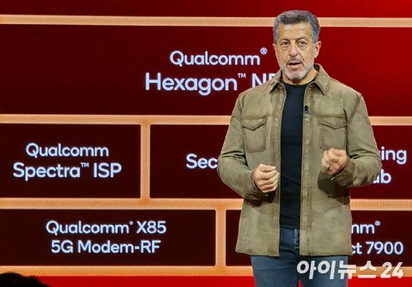 24일(현지시간) 미국 하와이 마우이에서 열린 퀄컴 연례 행사 스냅드래곤 서밋 2025에서 알렉스 카투지안 퀄컴 테크날러지 수석부사장 겸 모바일·컴퓨트·XR(MCX) 본부장이 기조연설을 진행하고 있다. [사진=안세준 기자]