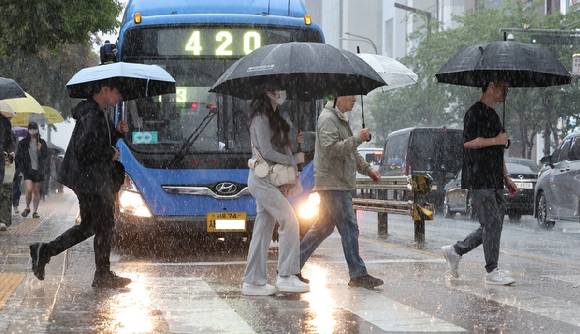 서울 강남역 주변에서 우산을 쓴 시민들이 발걸음을 옮기고 있다. [사진=연합뉴스]