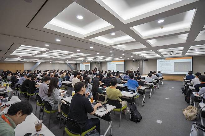 수백여 명의 래블업 파트너사 및 관계 기업 개발자들이 행사에 참석했다 / 출처=IT동아