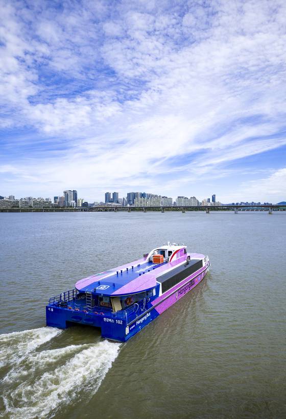 한강버스 운항 엿새째인 지난 23일 서울 여의도 선착장 인근에서 한강버스가 강물을 가르며 운항하고 있다. [뉴시스]