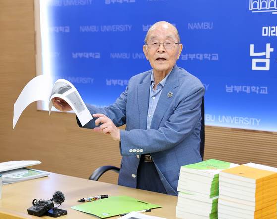 조용기(99) 우암학원 학원장이 지난 4일 광주 남부대에서 인간학 수업을 하고 있다. 장정필 객원기자