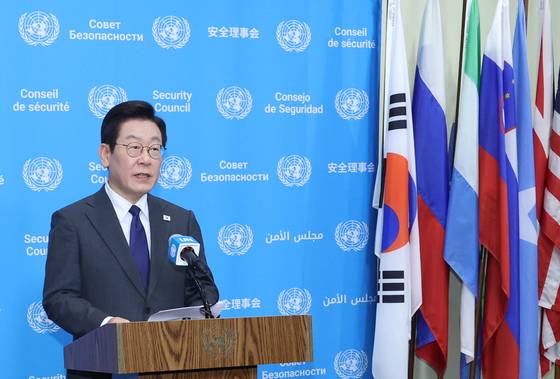 이재명 대통령이 24일(현지시간) 미국 뉴욕 유엔본부에서 안전보장이사회 공개 토의에 앞서 약식 브리핑을 하고 있다. 김현동 기자