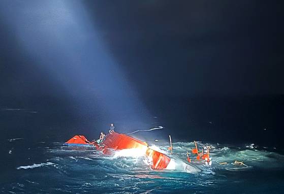 지난 2월 12일 오후 8시쯤 제주 서귀포 해상에서 전복된 2066 재성호 선체에서 선원들이 구조를 기다리고 있다.   사진 제주해경