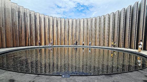 오사카·간사이 엑스포 일본관. 일본관은 에너지 순환의 메시지를 전달한다. 엑스포 행사장에서 나오는 폐기물에서 미생물을 채취한 뒤 그 미생물로 물을 정화한다. 사진 속 물이 그렇게 정화된 물이다. 손민호 기자