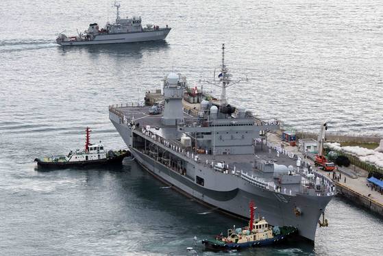 미국 해군 제7함대사령부 상륙지휘함인 '블루릿지'(LCC-19?1만9600t)가 25일 오전 부산 남구 해군작전사령부 부산작전기지에 입항하고 있다. 길이 194m, 폭 33m 규모에 승조원 1000여 명인 블루릿지함은 핵추진 항공모함인 로널드 레이건함(CVN-76)과 핵잠수함 10여척, 이지스 구축함 및 순양함 20여척, 항공기 300여 대를 지휘한다. 뉴시스