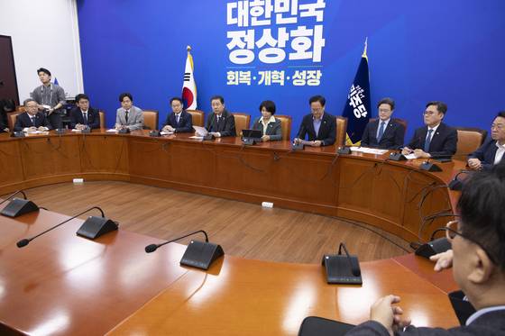 김병기 더불어민주당 원내대표가 25일 정책조정회의에서 검찰청 폐지 등을 담은 정부조직법 개정안 처리에 대한 입장을 설명하고 있다. [연합뉴스]