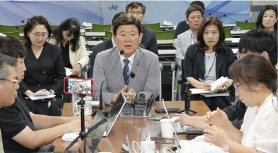 김광수 제주교육감이 출입기자단과 차담회를 진행하고 있다. 사진 제주교육청