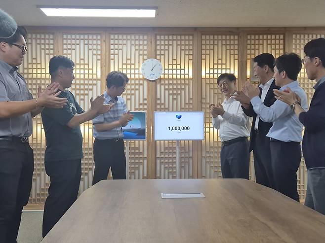 25일 오후 전북 전주시 덕진구 JTV 전주방송 사옥에서 'JTV뉴스'가 100만 구독자를 돌파하자 임직원들이 축하 박수를 치고 있다. /JTV 제공