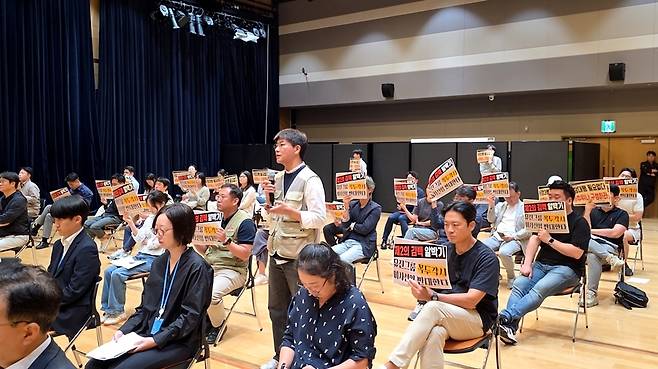 YTN 우리사주조합원 등 30여명이 25일 오전 서울 마포구 YTN 사옥 1층 YTN홀에서 열린 주주총회에 참석해 발언하고 있다. /언론노조 YTN지부 제공