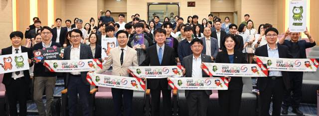 ▲ ‘2025 강원 해외관광 포럼’이 24일 강원대 미래도서관에서 경민현 강원도민일보 사장, 임미선 도의원, 김권종 강원도 관광국장, 최성현 강원관광재단 대표이사와 OTA(온라인 여행사), 기업 브랜딩 전문가, 학계, 지자체 관계자들이 참석한 가운데 열렸다. 참석자들이 강원 관광의 글로벌 K-관광 수도 도약을 위한 구호를 외치고 있다.  서영 기자