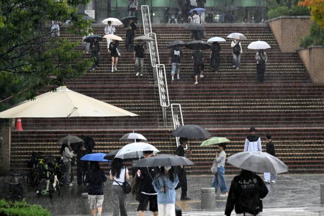 ▲ 강원지역에 호우특보가 발효되며 많은 비가 내린 17일 강원대학교 춘천캠퍼스에서 우산을 쓴 학생들이 강의실로 향하고 있다. 김정호 기자