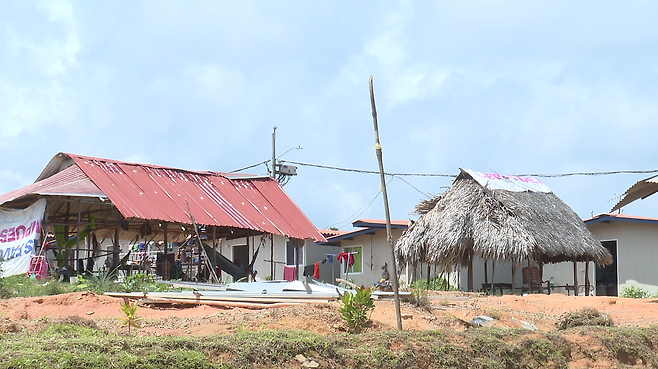 육지로 이주한 주민들이 뒷마당에 기둥을 세우고 지붕을 올린 뒤 해먹을 설치해 밖에서 생활하고 있다.