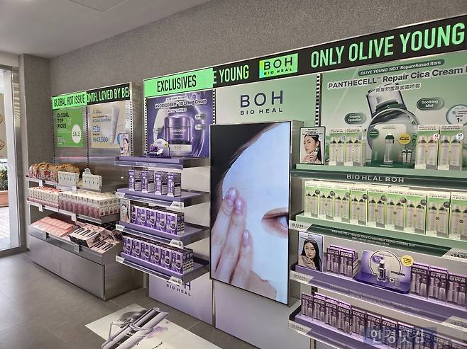 지난 24일 부산광역시 부산진구에 있는 올리브영 서면1번가점에 특화 매대인 '글로벌 핫이슈'존과 '익스클루시브'존이 마련돼있다./사진=박수림 기자