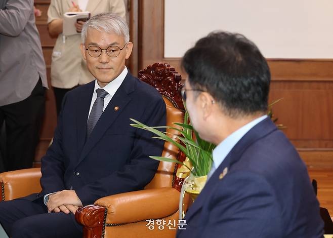 우원식 국회의장(오른쪽)이 24일 국회의장실을 예방한 천대엽 법원행정처장과 대화하고 있다. 박민규 선임기자