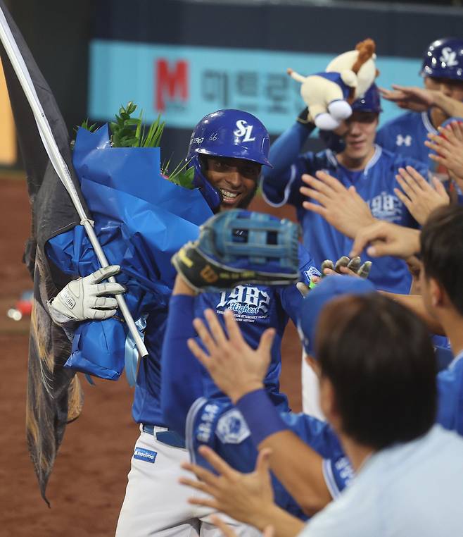 49홈런 ‘축하해’ 삼성 르윈 디아즈가 25일 대구 키움전 8회말 3점 홈런을 친 후 동료들의 축하를 받고 있다. 디아즈는 이 홈런으로 KBO리그 한 시즌 최다 150타점 신기록과 역대 외국인 타자 최다 49홈런 기록을 새로 썼다.  연합뉴스