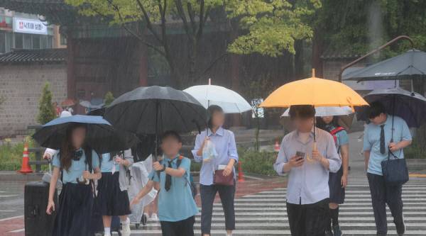 전국이 대체로 흐리고 비가 내리는 24일 서울광장 주변에서 우산을 쓴 시민들이 발걸음을 옮기고 있다. 연합뉴스