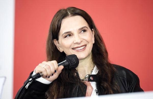 제30회 부산국제영화제에 참석한 배우 줄리엣 비노쉬가 25일 영화의전당에서 열린 기자간담회에서 취재진의 질문에 답하고 있다.  전민철 기자 jmc@kookje.co.kr