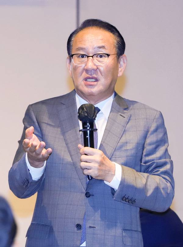김현겸 팬스타그룹 회장이 부산이 크루즈 산업에서 가지는 장점을 설명하고 있다.  황예찬 프리랜서