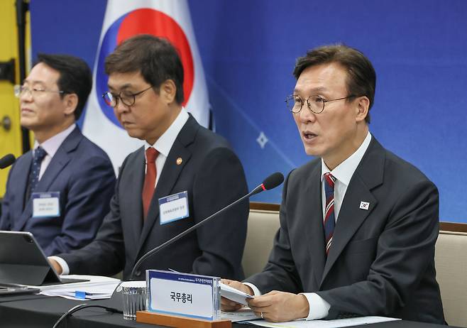 Korea Prime Minister Kim Min-seok (right) talks during the 10th National Tourism Strategy Meeting in Seoul on Thursday. (Yonhap)