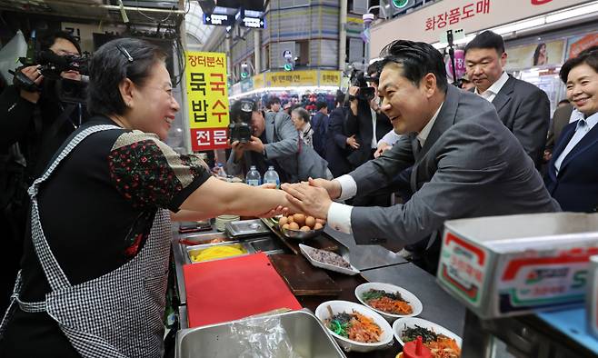 장동혁 국민의힘 대표가 25일 오전 대전시 동구 중동 중앙시장을 찾아 상인과 인사하고 있다. 연합뉴스