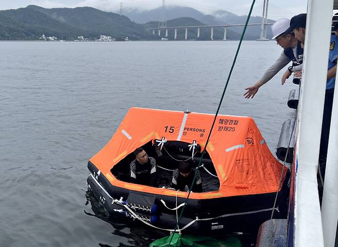 창원해경이 구명뗏목 교육훈련을 하고 있다.