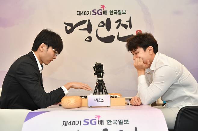 신진서 9단(왼쪽)이 ‘박정환 천적’임을 다시 한번 입증했다. 한국기원 제공