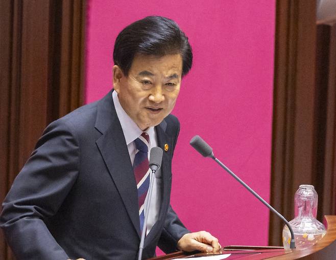 정동영 통일부 장관이 지난 달 4일 국회에서 열린 본회의에 출석해 취임 인사를 하고 있다. 연합뉴스