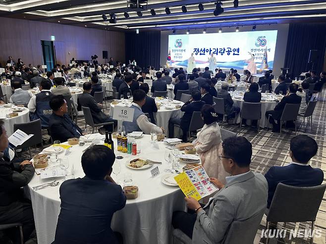 25일 오후 정선 파크로쉬 리조트앤웰니스에서 열린 '제50주년 정선아리랑제' 초청 인사 환영 리셉션에서 선보인 정선아리랑 공연. 윤수용 기자