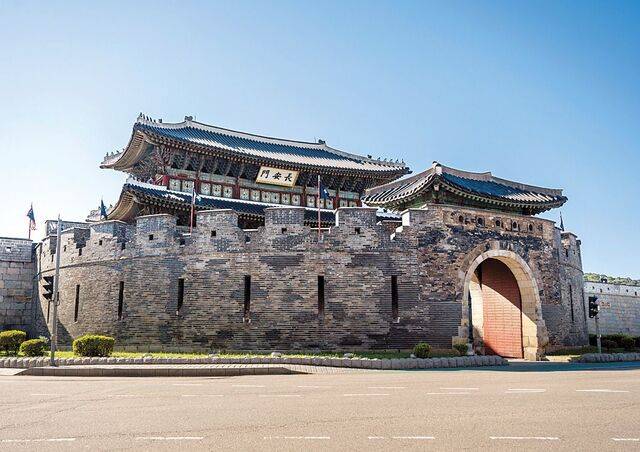 화성의 정문인 장안문.
