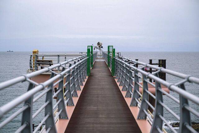 바다 위 아찔한 스릴을 느끼는 울진 등기산 스카이워크.