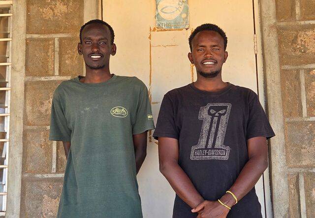 전문직으로 활동하는 나자로 메르키찬(왼쪽)씨와 로아 갈보란씨가 기념촬영을 하는 모습.