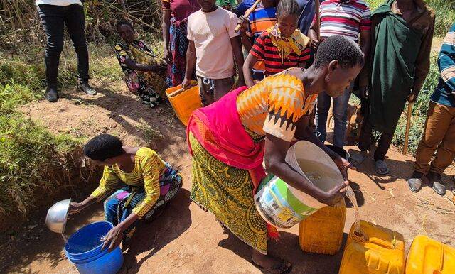 주민들이 최근 탄자니아 도도마 이코야 마을 물웅덩이에서 식수로 사용할 물을 따르고 있다. 월드비전 제공