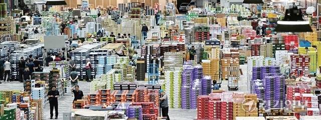 24일 새벽 인천 남동구 남촌농산물도매시장 경매에 참가한 중도매인들이 높이 쌓인 과일상자 사이로 분주히 움직이며 추석 대목을 준비하고 있다. 조병석기자