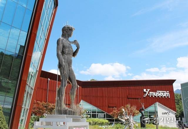 양평군립미술관 입구에 놓인 조형물 작품. 양평군립미술관 제공