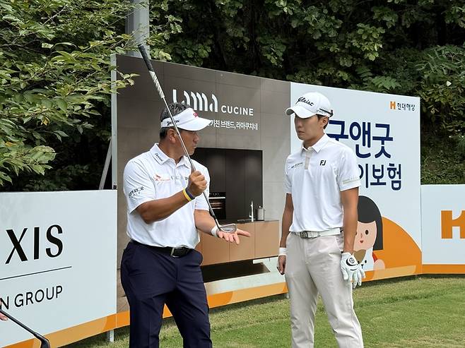 24일 경기 여주시 페럼클럽에서 진행된 현대해상 최경주 인비테이셔널 연습 라운드에서 성준민에게 자신의 비법을 전수하고 있는 최경주. 임정우 기자