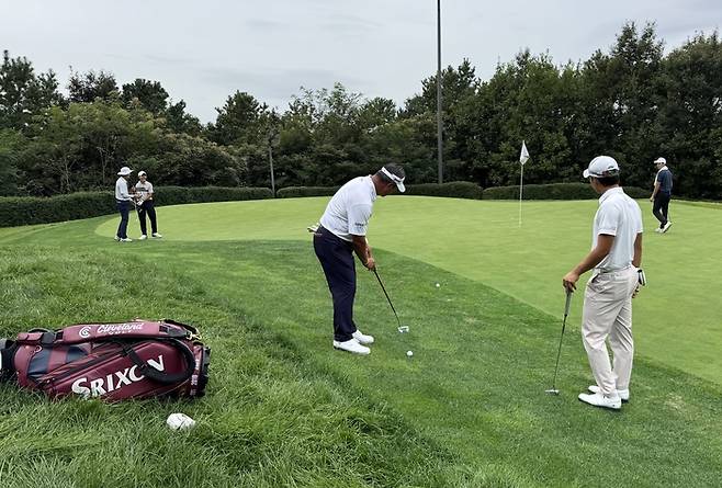 24일 경기 여주시 페럼클럽에서 진행된 현대해상 최경주 인비테이셔널 연습 라운드에서 성준민에게 자신의 비법을 전수하고 있는 최경주. 임정우 기자