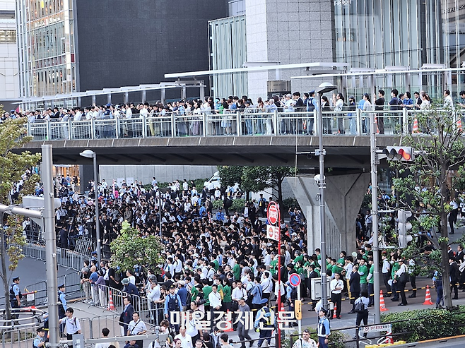 지난 24일 자민당 총재 선거 첫 거리 연설이 진행된 도쿄 아키하바라 덴키가이 광장에서 후보자 연설을 듣는 시민들. [도쿄 이승훈 특파원]