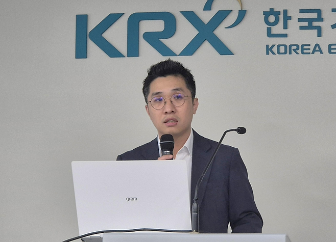안재균 한국투자증권 연구위원이 25일 서울 여의도 한국거래소에서 진행된 출입 기자단-증권사 애널리스트 간담회에서 발언하고 있다. [사진제공=연합뉴스]