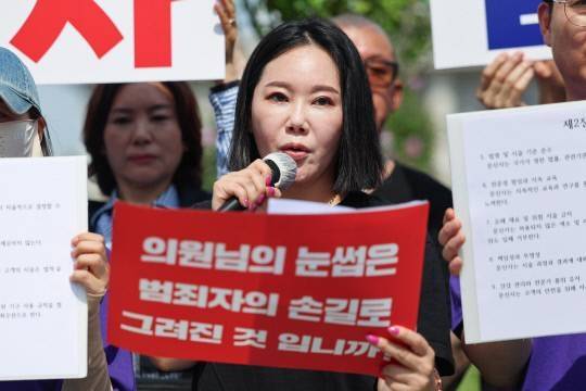 임보란 대한문신사중앙회 회장이 지난 8월 27일 서울 여의도 국회 앞에서 열린 문신 합법화 촉구 기자회견에서 발언하고 있다. 대한문신사중앙회는 이날 국회 보건복지위원회 전체회의에서 논의되는 문신사법의 통과를 촉구하는 동시에 국민과 의료계의 우려에 적극적으로 화답하겠다며 문신사 직업윤리강령을 선포했다. [사진 = 연합뉴스]