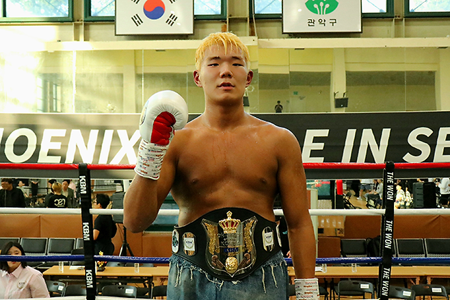 이태동이 2025년 9월 서울특별시 관악구민종합체육센터 사단법인 한국복싱커미션 라이트헤비급 챔피언 등극 기념 촬영을 하고 있다. 사진=KBM